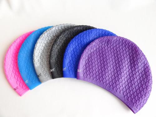 游泳戴硅膠的好還是布的好，硅膠泳帽和布泳帽哪個(gè)更舒服？